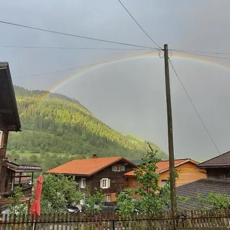 Gadaenaescht Alojamento de Acomodação e Pequeno-almoço Jenaz